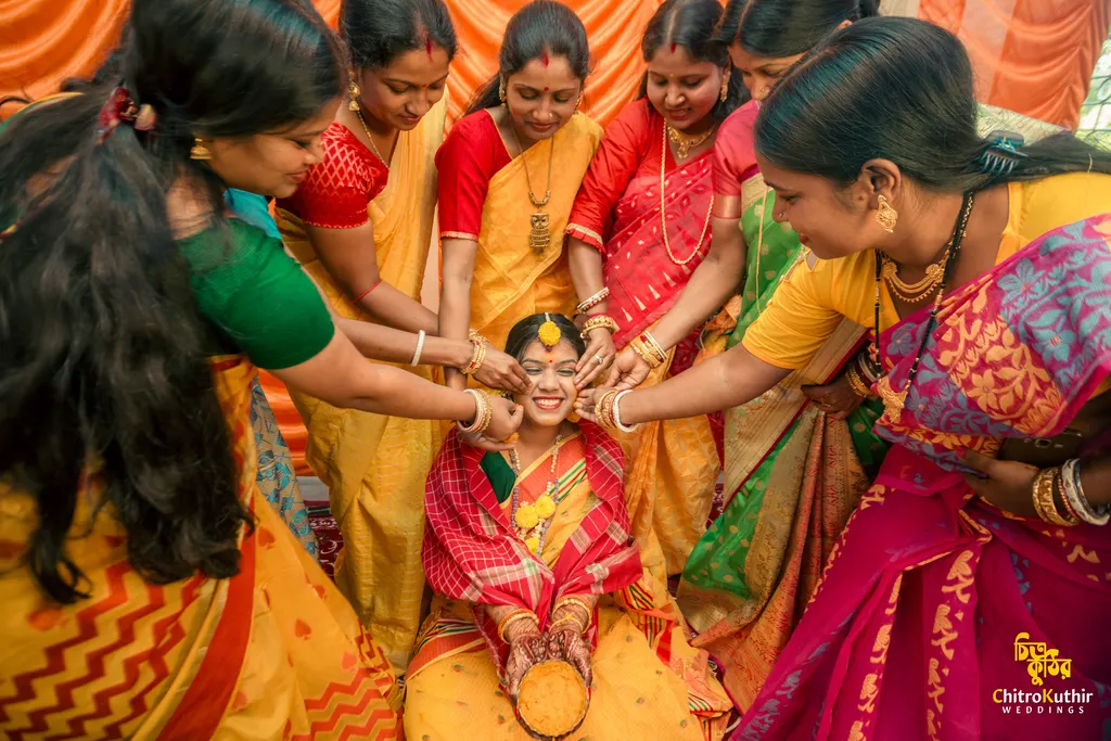 Holud (gaye holud) ceremony photography by ChitroKuthir Weddings, Bangladesh
