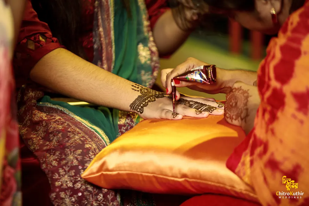 Mehendi ceremony photography by ChitroKuthir Weddings, Bangladesh